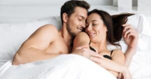 זוג צעיר באינטימיות בחדר שינה לשיפור ביצועים מיניים